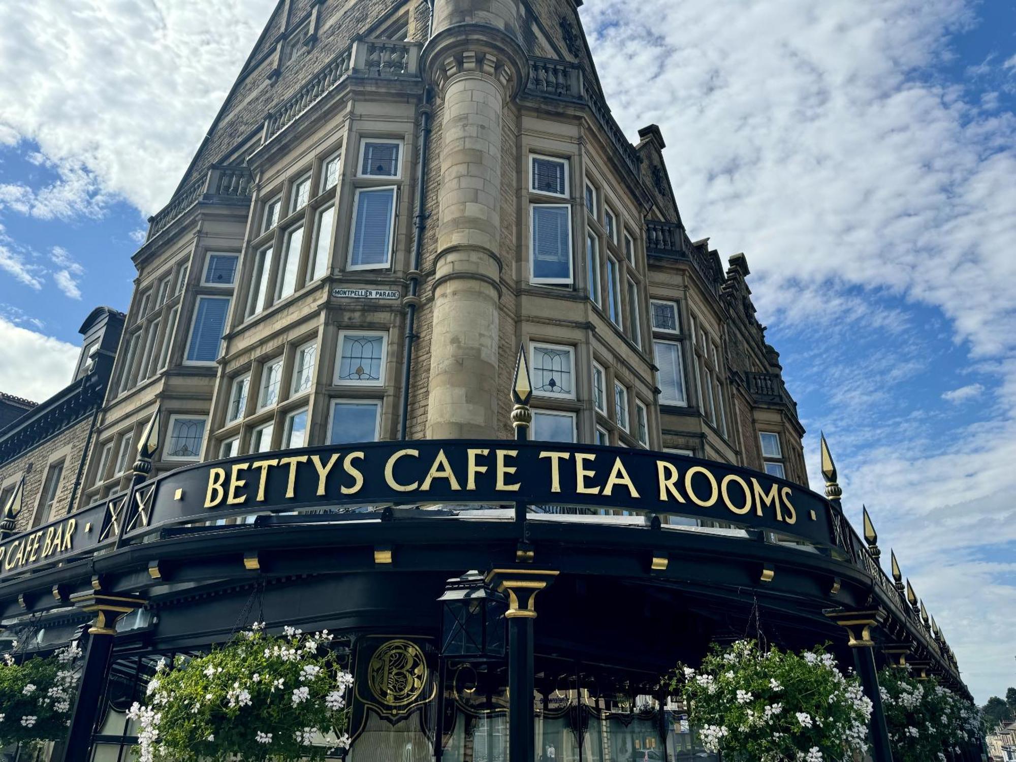 The Yorkshire Crown - Luxury Apartment - Free Parking Nearby Harrogate Exterior photo