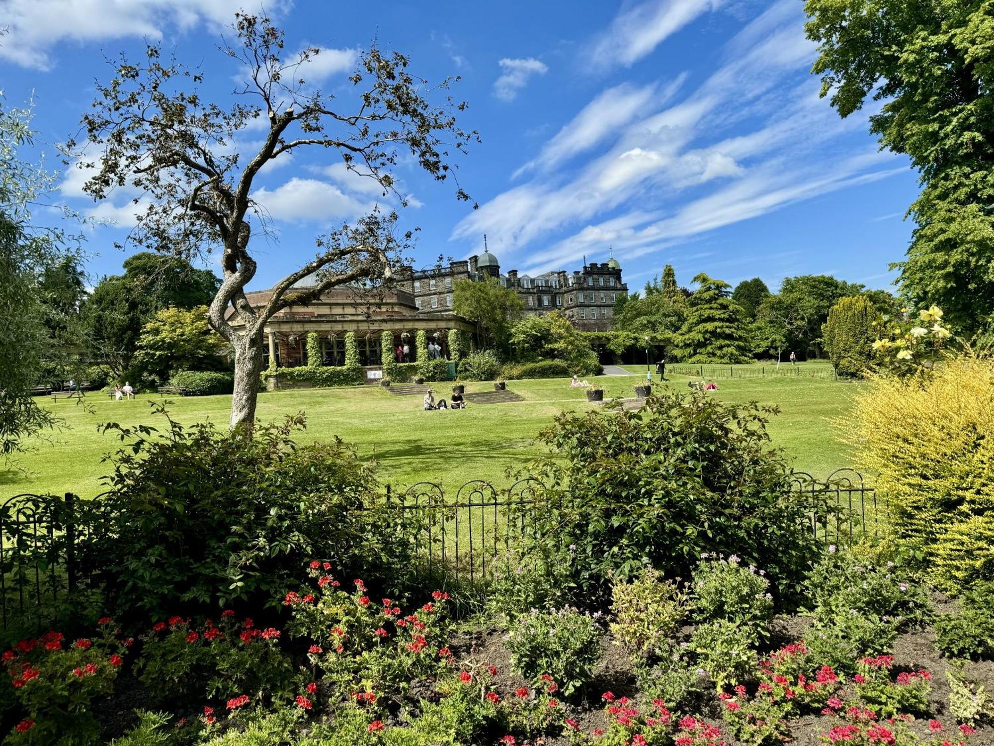 The Yorkshire Crown - Luxury Apartment - Free Parking Nearby Harrogate Exterior photo